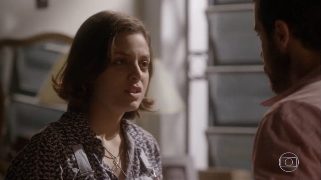Malhação: Mari, após chantagem, se rende a beijo de Jeff, mas chifre é flagrado por Franz