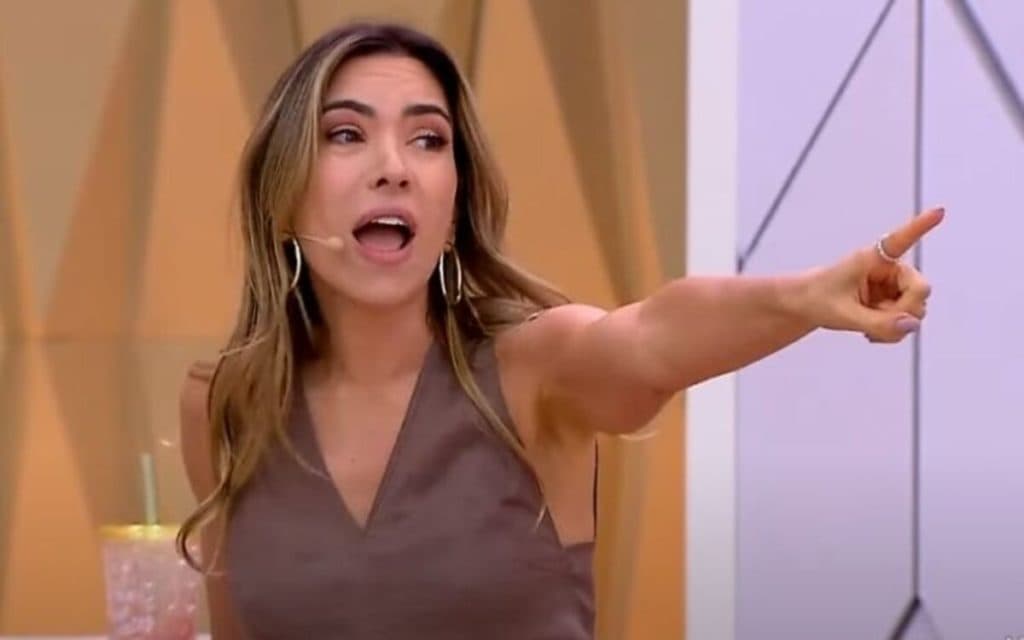 Mágica com facas assusta Patrícia Abravanel