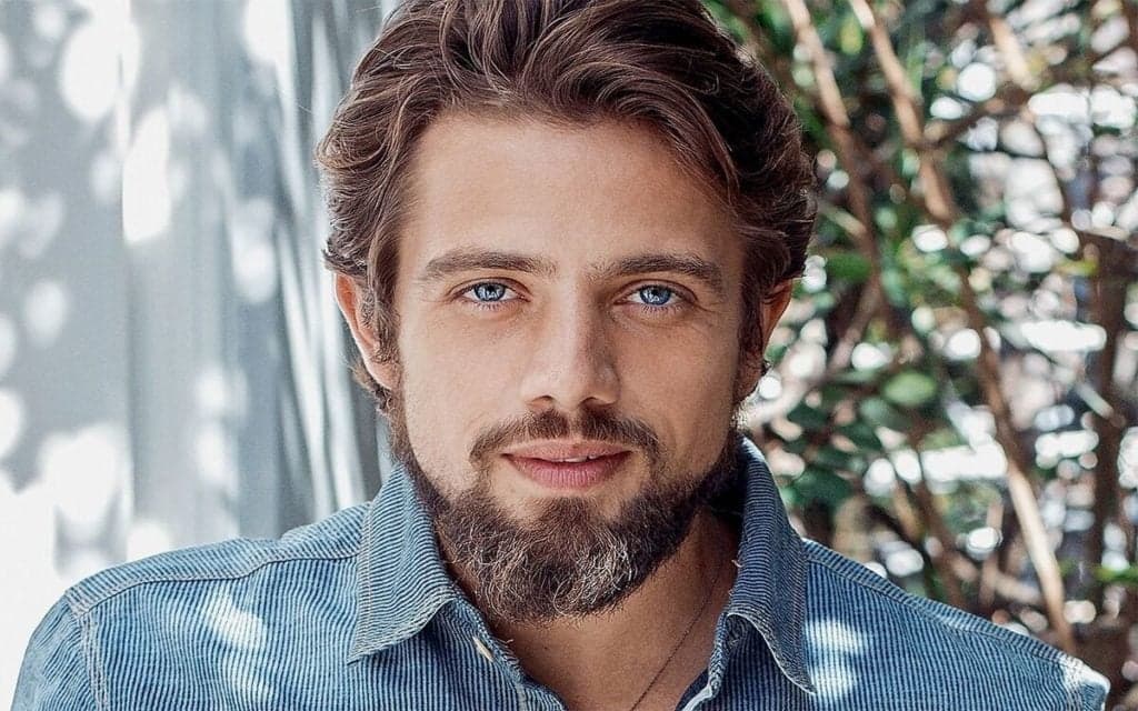 Saiba o porquê Rafael Cardoso estar em 4 novelas e desesperado para ganhar fortuna na Globo rapidamente