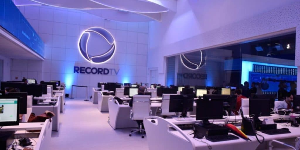 Record se envolve em escândalo, igreja católica é envolvida e barraco estoura: "Lixo"