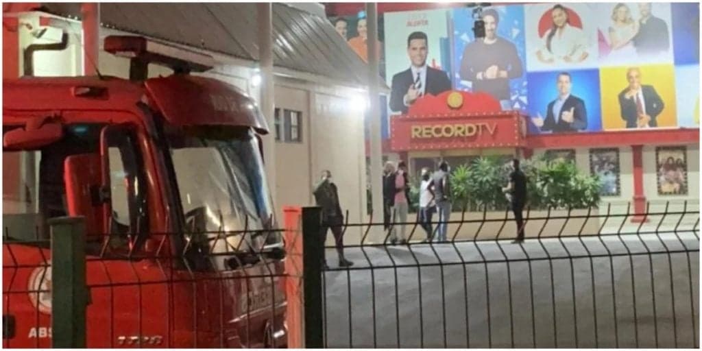 Urgente: Teto da Record desaba e deixa funcionários aterrorizados com cenas de horror