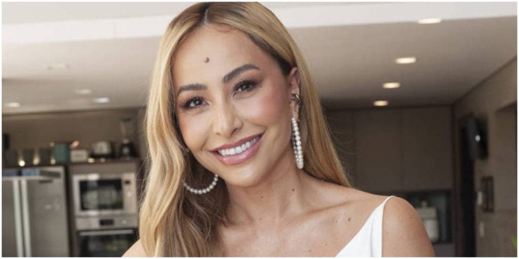 Sabrina Sato, após deixar seios pulando, surge com calcinha minúscula e sofre para esconder parte íntima