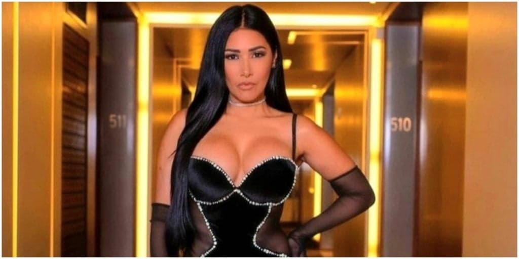 Simaria escandaliza tirando a roupa em praia e flagrante de parte íntima balançando explode: "Gostosa''