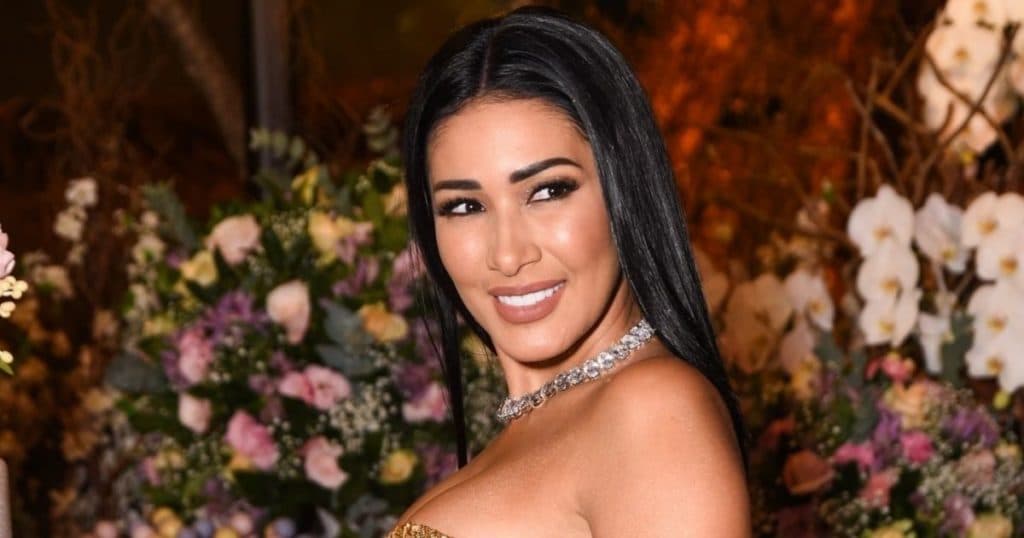 Simaria deixa pijama colado e, após ter suposta foto íntima mostrando genitália, abre demais: "Gigante"