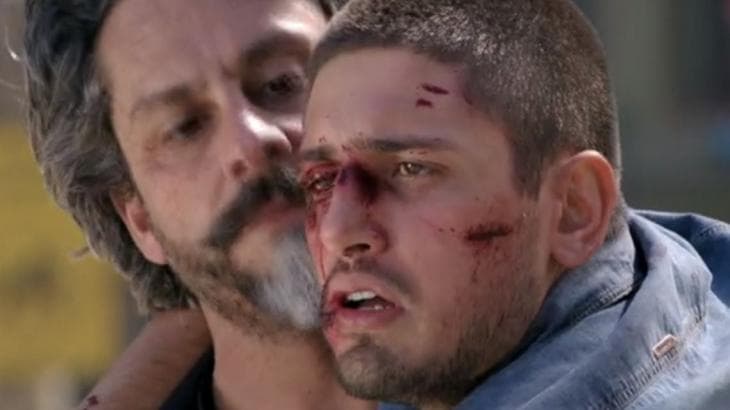 Império: João Lucas apanha, fica em estado deprimente, recusa ajuda da mãe e humilha: "Falsa"