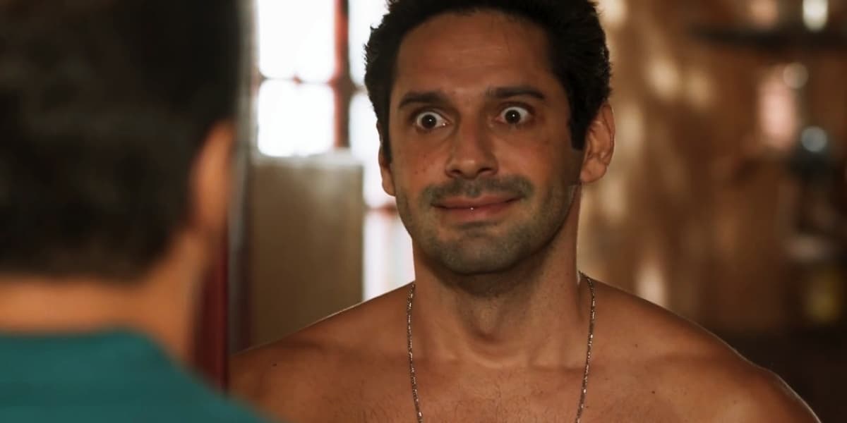 Zezinho, em cena de Salve-se Quem Puder, sem camisa e com corrente prata 