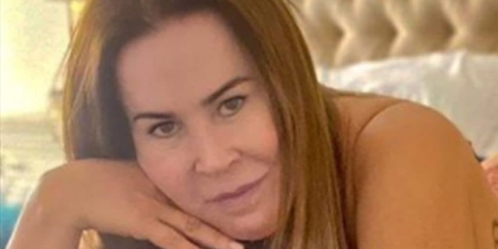 Zilu, aos 64, atola calcinha fininha e corpo gera extremo choque, após surgir de quatro e de bruços