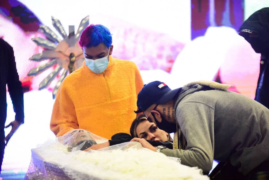 Após vídeo divulgado do corpo de MC Kevin com poça de sangue em volta, caixão aberto tem prova brutal: "Como pode"