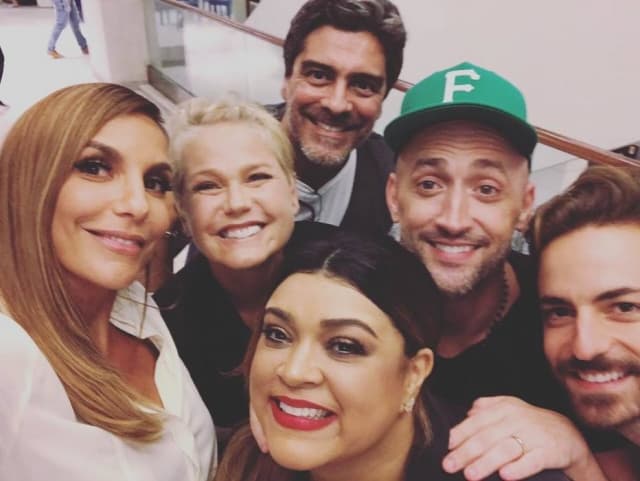 O ator reunido com seus amigos O ator reunido com seus amigos