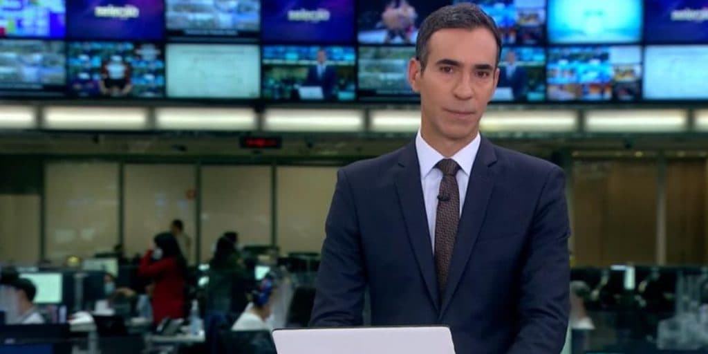 César Tralli não lida com emoção e estoura ao vivo com repórter: "Guarda pra você"