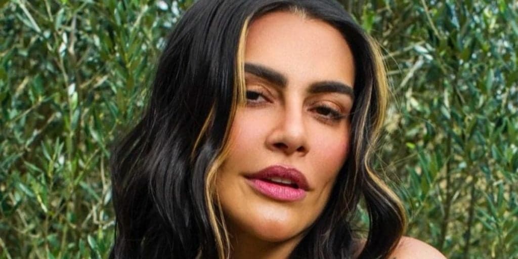 Cleo exibe seios, fica de quatro e faz marmanjos irem ao delírio com bumbum sem calcinha: "Entra na minha"