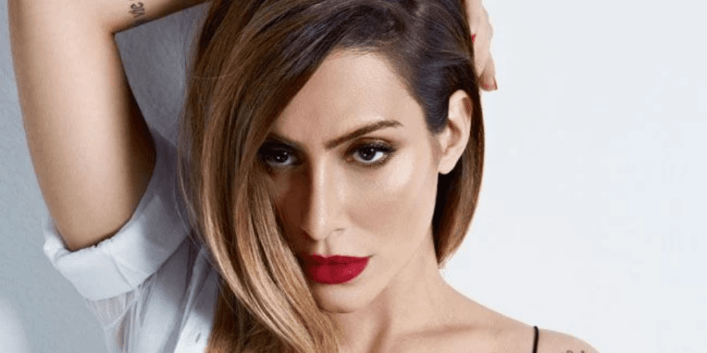 Cleo coloca a mão na cabeça, levanta as pernas, se abre toda e deixa público impactado: "Tesuda"