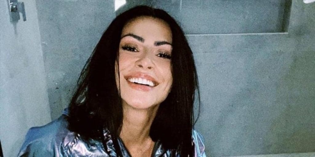 Cleo, de vestido curtinho, se segura na parede, levanta as pernas e deixa parte íntima em evidência: "Gata do Caralh*"