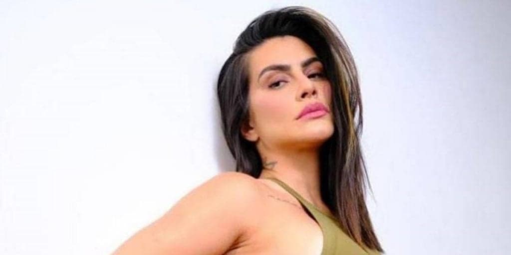 Cleo surge de vestido curto, se abre e deixa calcinha à mostra: "Muito gostosa"