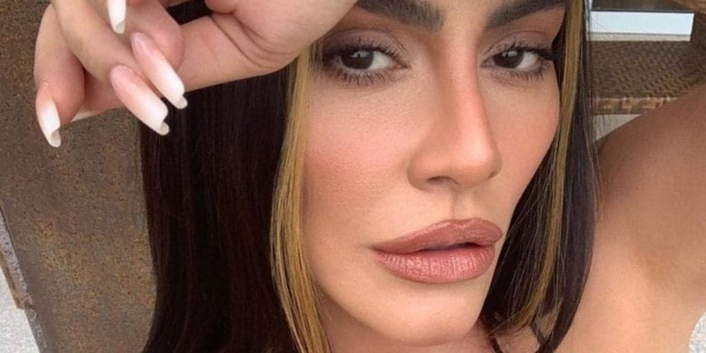 Cleo Pires arranca a roupa, coloca os peitos pra fora e dá sentada gostosa: "Um crime"