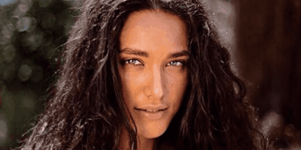 Débora Nascimento joga a mão pra cima, fica completamente nua e deixa parte gigante à mostra: "dentro de mim"
