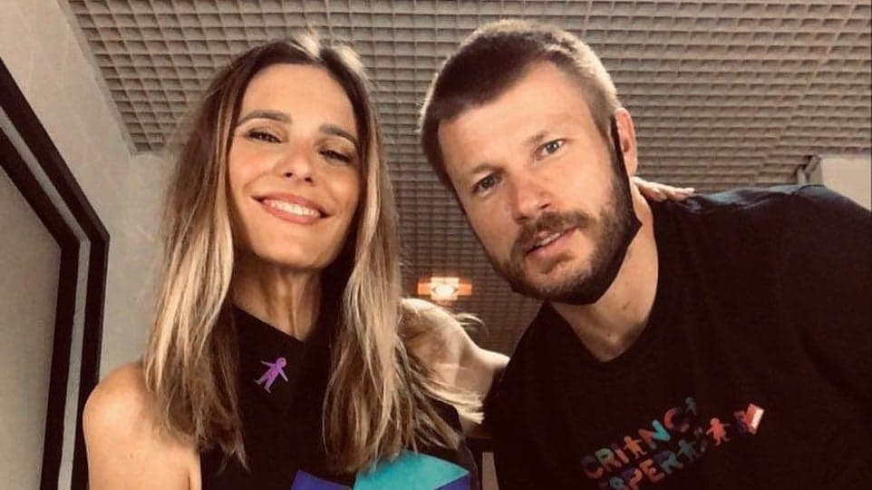 Fernanda Lima e Rodrigo Hilbert comem placenta do nascimento da filha com palitinhos: "Nojento"