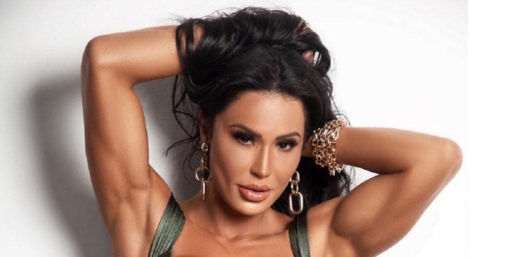Gracyanne Barbosa fica de quatro, empina o bumbum e deixa parte branquinha à mostra: "Espetáculo"