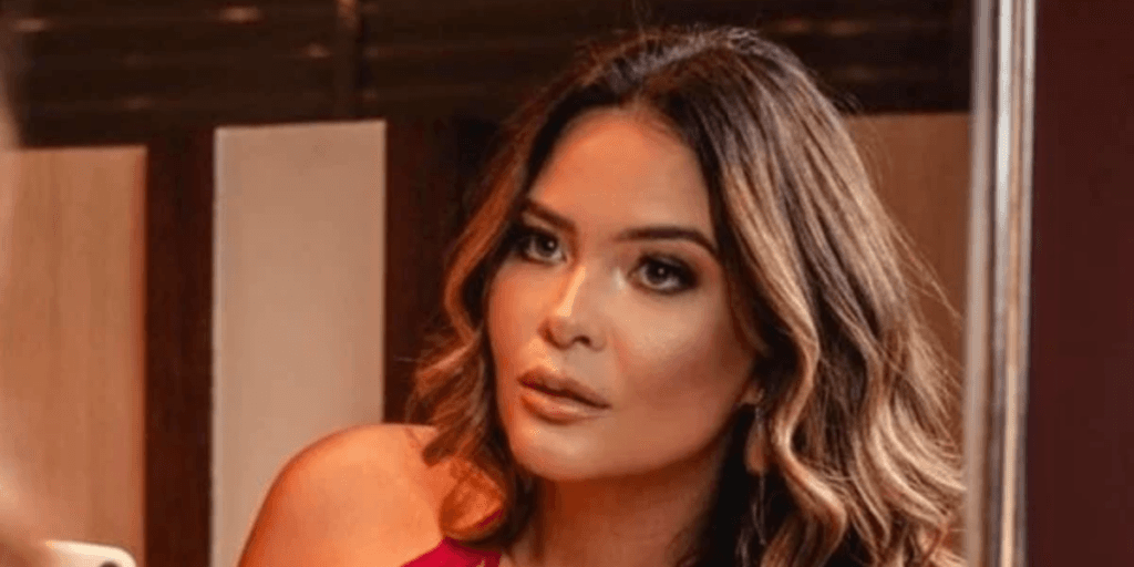 Geisy Arruda usa camisola curtinha com rasgo e exibe peitos gigantes pulando: "Aqui dentro"
