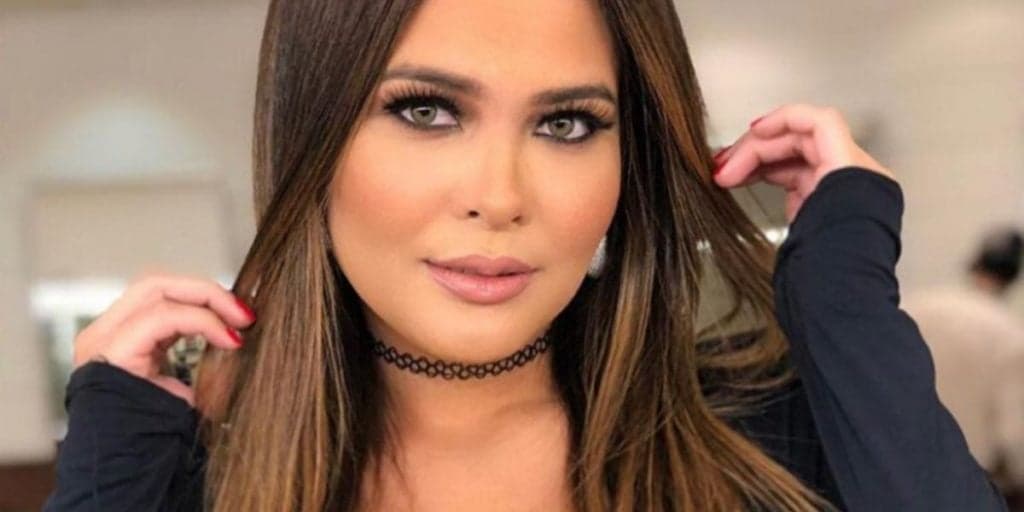 Geisy Arruda surge de quatro com camisola transparente e parte íntima engole micro calcinha: "Gostosa"