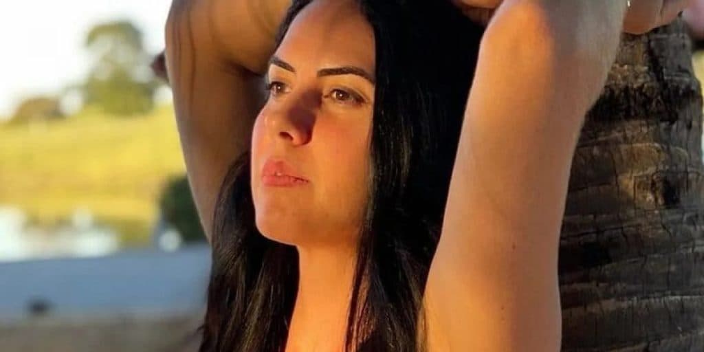 Graciele Lacerda pega firme na mangueira, usa calcinha branca, mas volume é quem gera choque: "Peru"
