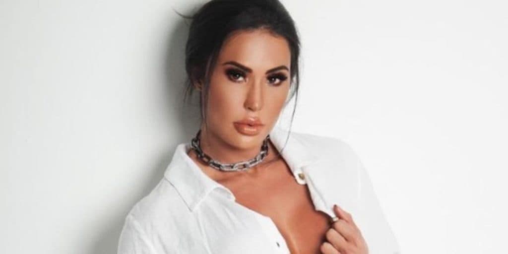 Gracyanne Barbosa é pega em cima de piano com perna pra cima em calcinha minúscula: "Dá pra ver a vagin@"