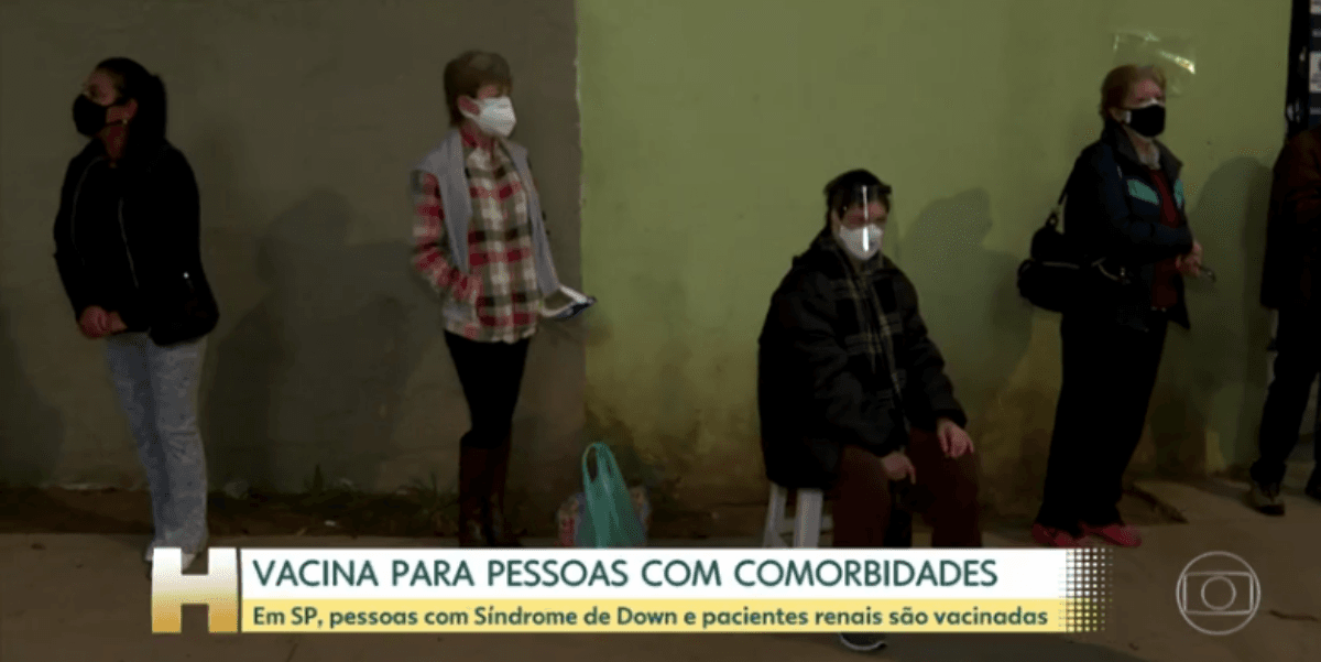 Jornal exibiu várias pessoas na fila aguardando para serem vacinados (Foto: Reprodução)