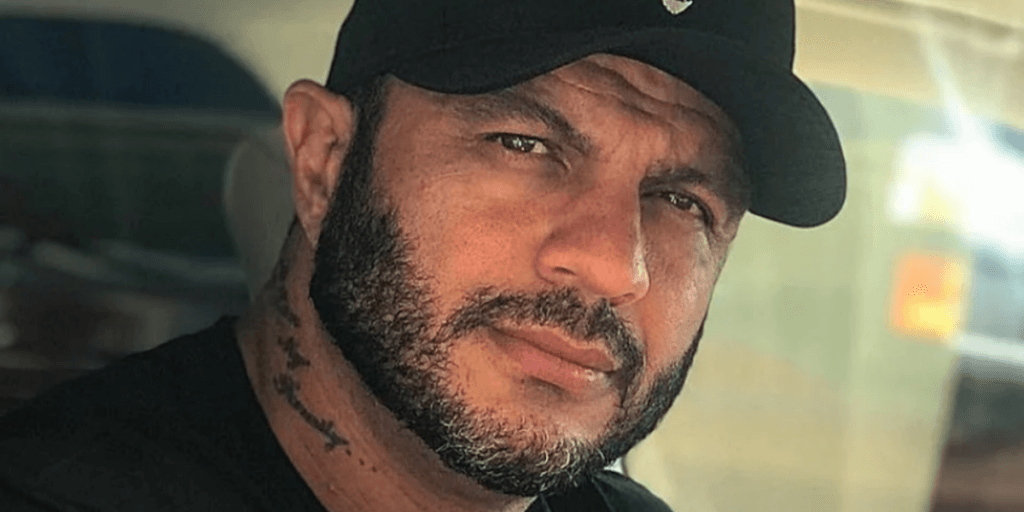 Kleber Bambam quase sai na porrada com Boninho e joga microfone na cara de Eliana durante programa ao vivo