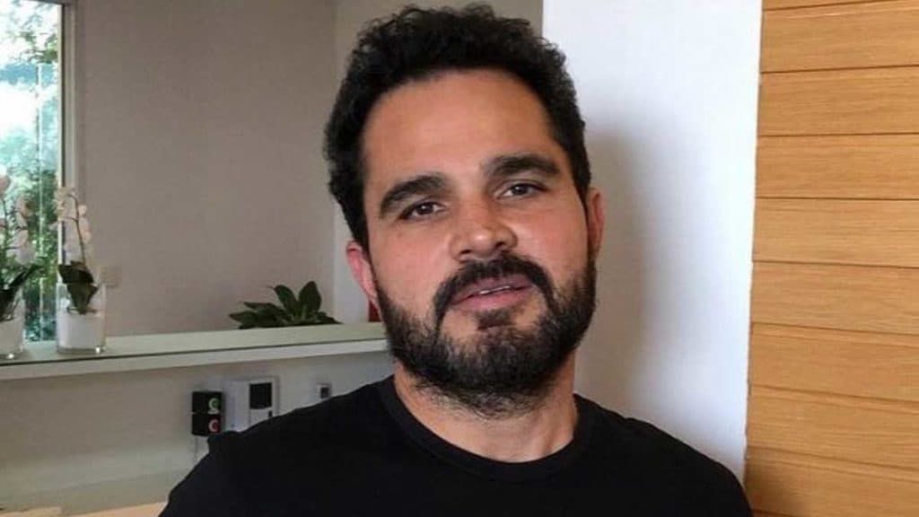 "Vai me maquiar", Luciano Camargo aparece em vídeo se maquiando após assumir parceiro
