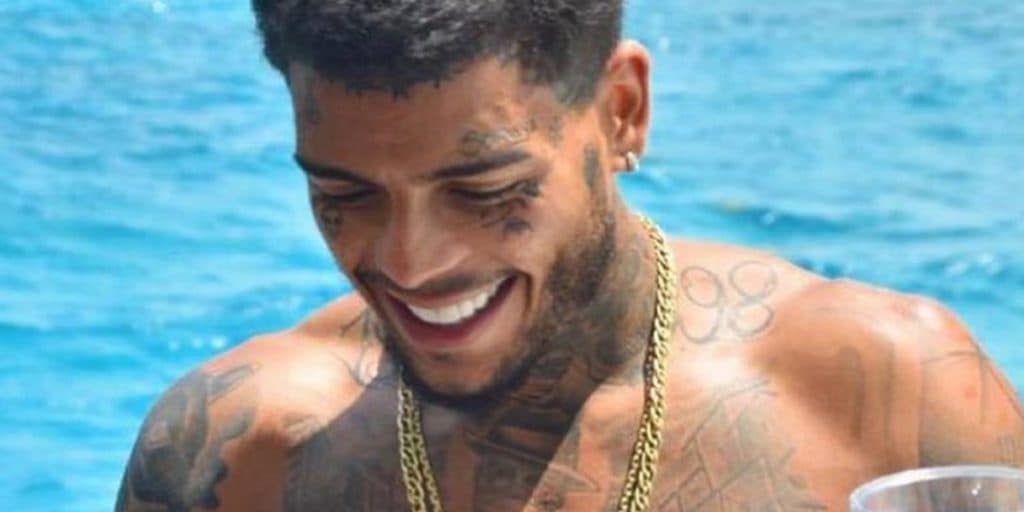Viúva de MC Kevin se deita em caixão do cantor e mãe se desespera ao ver o filho morto; veja fotos