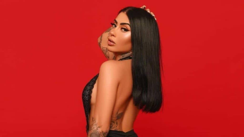Mc Mirella expõe calcinha bem pequena e toda recortada e choca seguidores: "Muito gostosa"
