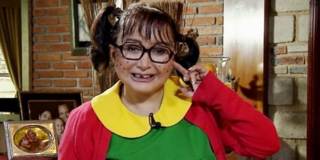 Eterna Chiquinha do Chaves, ficou em estado deplorável e conversa com homem morto na cama: "Eu o beijo"