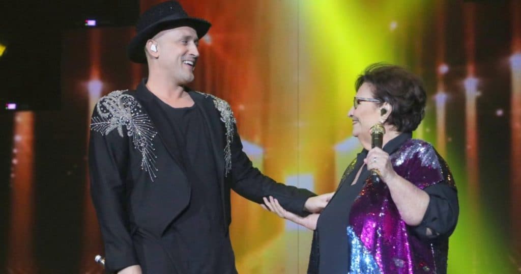 Mãe de Paulo Gustavo, completamente abalada, recebe abraços após cremação do ator, em cena de cortar o coração