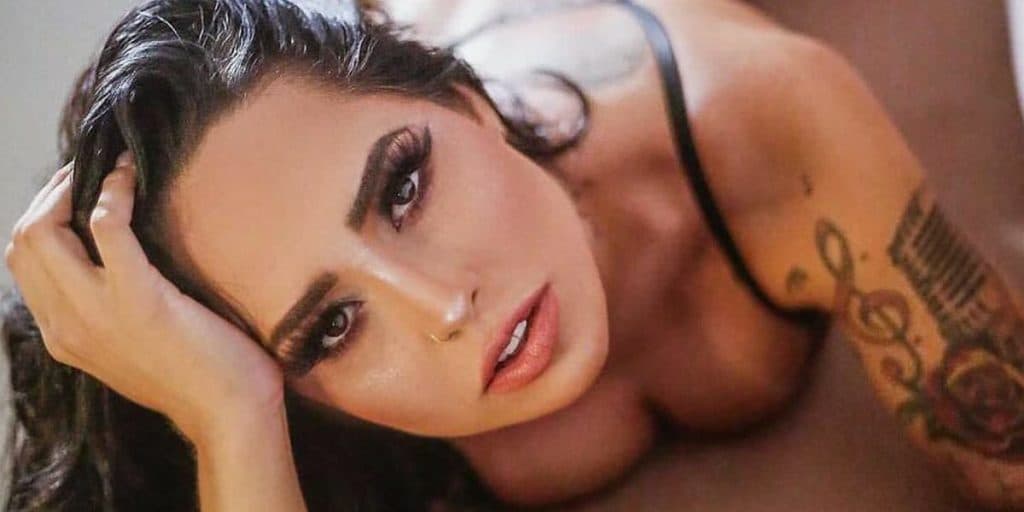 Ousada! Perlla dá zoom revelador e aperta os seios com look sensual: "Tentei"