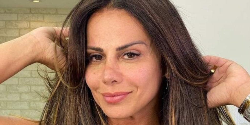 Viviane Araújo mostra corpão de biquíni e deixa parte íntima gigante de fora: "Quero"