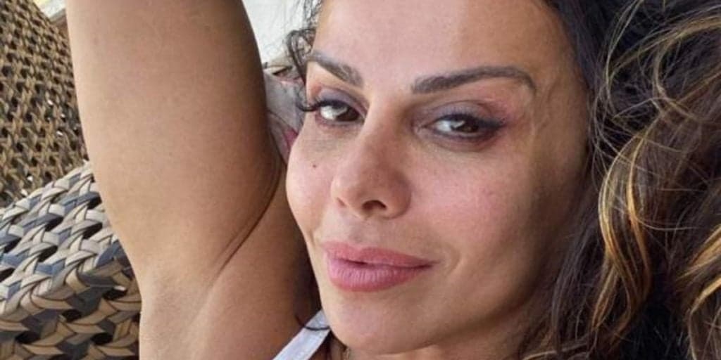 Viviane Araújo puxa biquíni pro lado e corpão fica à mostra: "Pelinhos dourados"