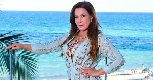 Zilu fica complemente nua de bruços, após surgir de quatro e calcinha atolada aos 62 anos: "Deliciosa"