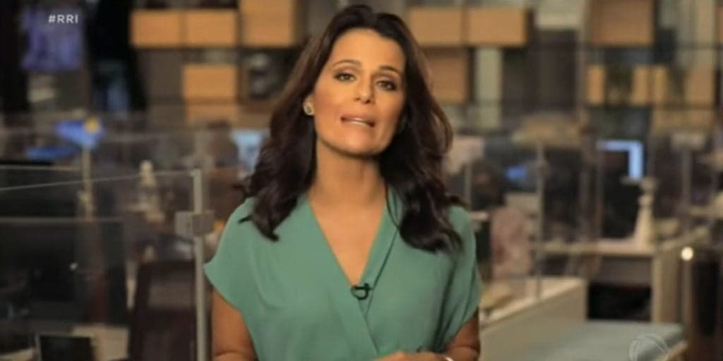 Adriana Araújo entra ao vivo no Jornal Nacional e informa notícia às pressas como repórter: "Emoção"