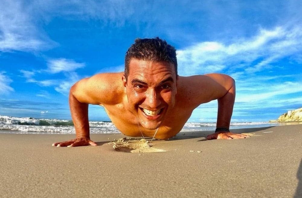 “De volta pro mozão”, André Marques assume ao país após No Limite e surge com cachorro na cama