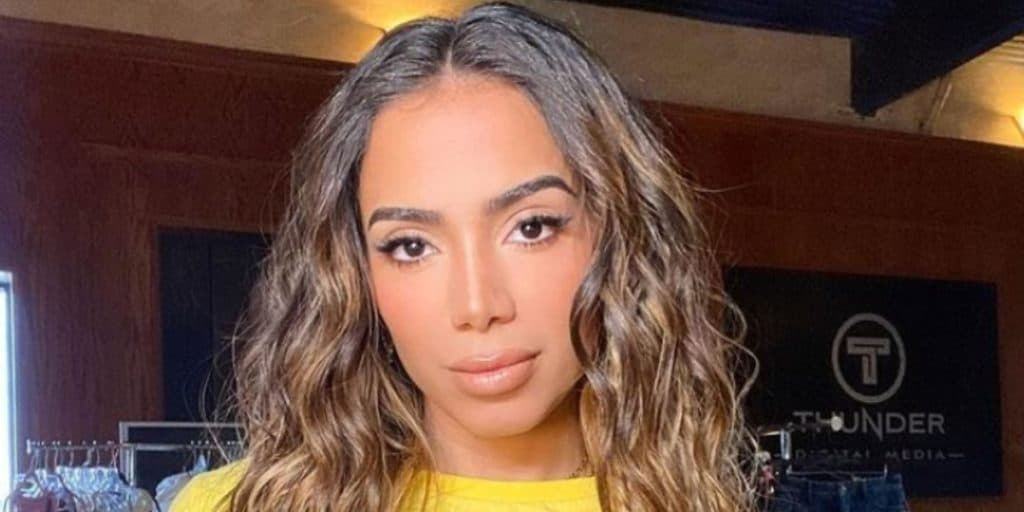 Ousada! Anitta escandaliza, deixa decotão à mostra e aperta seios com vontade: "Quer leitinho?"