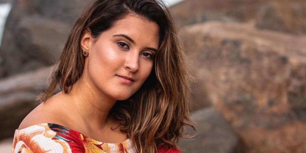 "Olha quem voltou", diz Bia Bonemer, filha de Fátima Bernardes, após detonar relação lésbica e vício