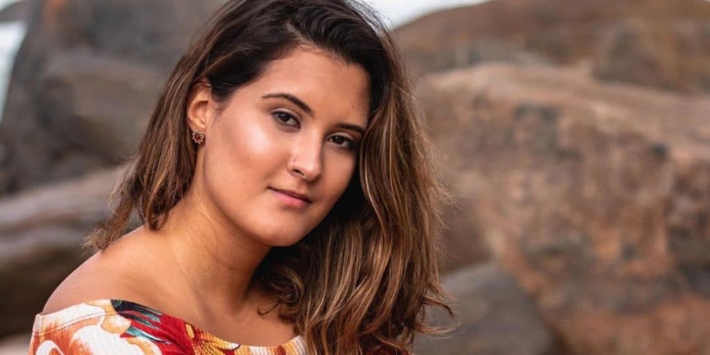 Bia Bonemer, filha de Fátima Bernardes, põe mãos pra cima e usa menor biquíni do mundo: “Fininho”