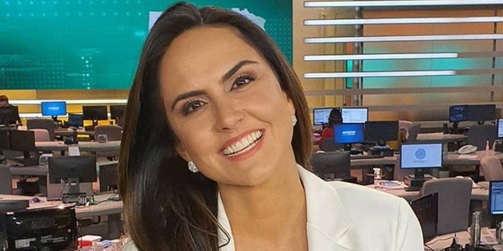 Carla Cecato, demitida por email de maneira humilhante, faz vídeo suplicando: "Peçam para amigos"