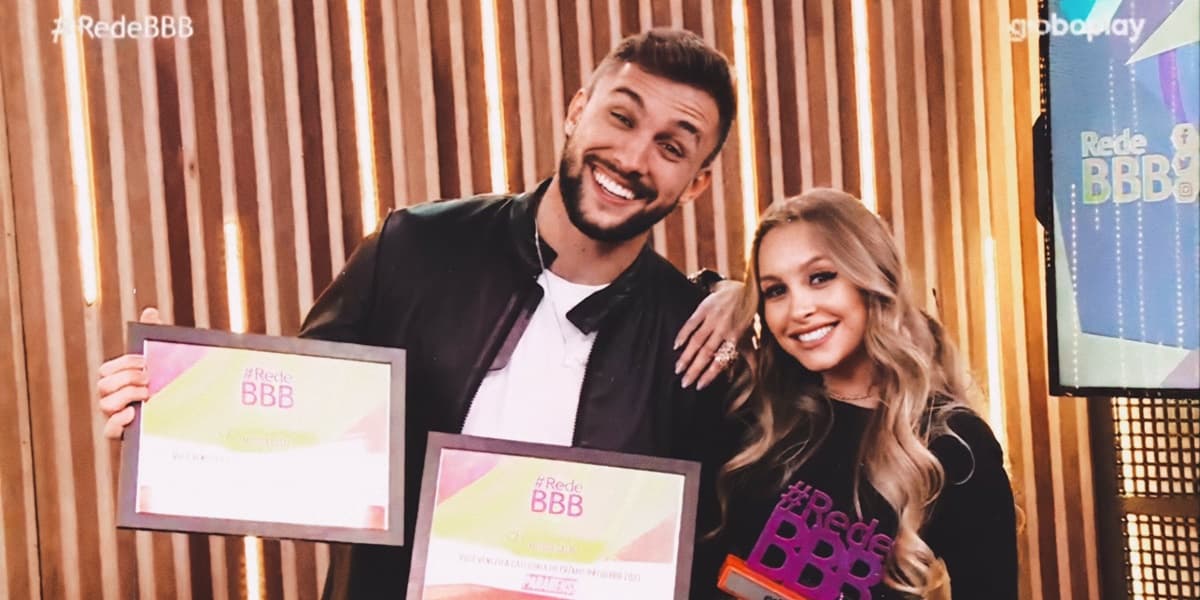 Arthur e Carla Diaz ainda ganharam prêmio de melhor casal do BBB21 (Foto: Reprodução / Multishow)