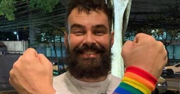 Após detonar que tinha namorado, Carmo Dalla Vecchia tem foto escancarada com bonitão e confirma
