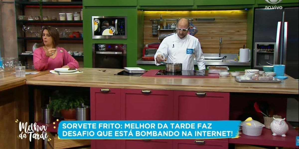 Catia Fonseca nega comida à funcionário ao vivo, deixa rapaz na vontade e detona sem piedade: "Eu não divido" Catia Fonseca nega comida à funcionário ao vivo, deixa rapaz na vontade e detona sem piedade: "Eu não divido"