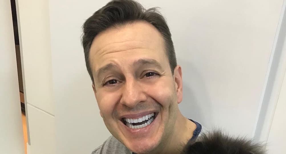 Celso Zucatelli assume novo parceiro em público e em fotos agarrados declara: "Muito amor envolvido"