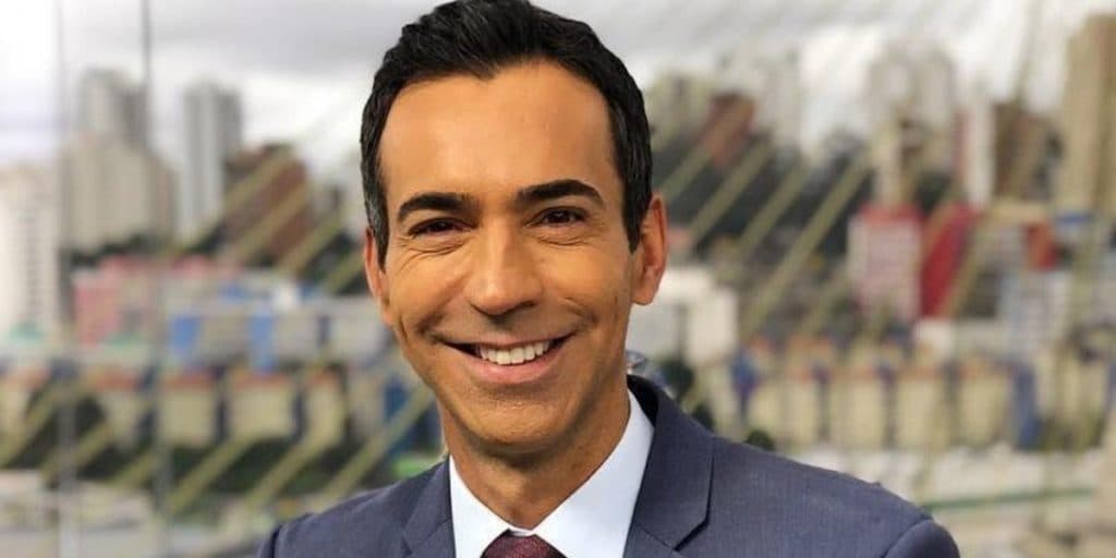 César Tralli, jogado às traças pela Globo, se vinga, atinge posto máximo e tira venda para Maju e Bonner