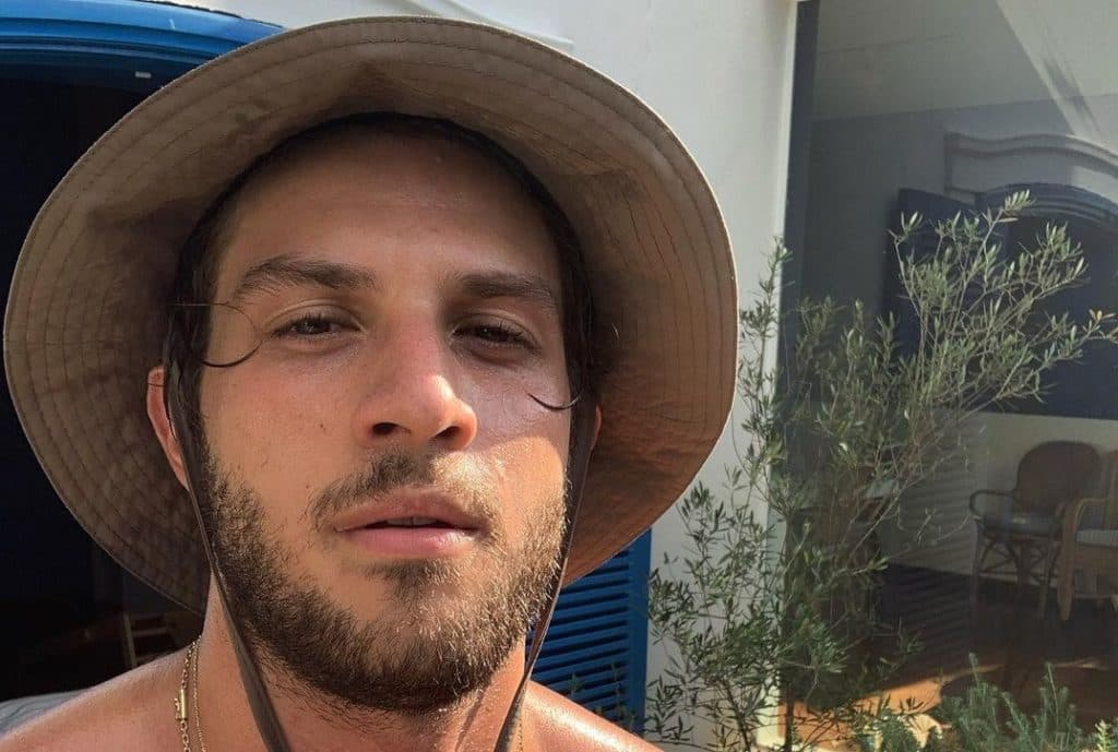 Chay Suede arranca suspiros de seguidores após foto sensual