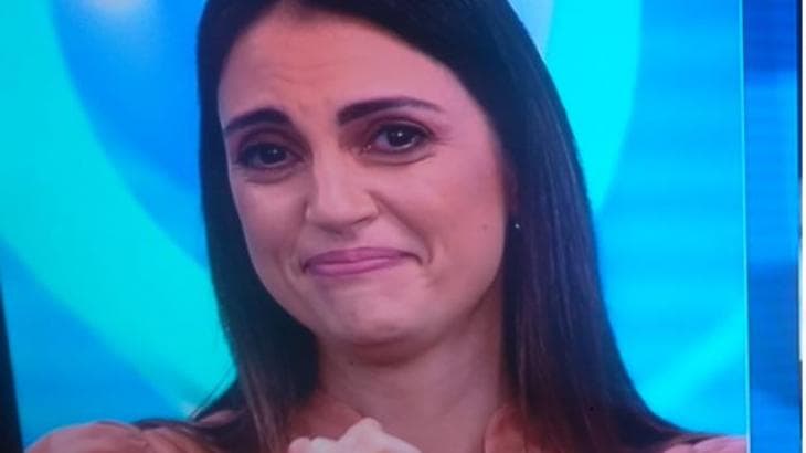Chris Flores vai aos prantos ao vivo no SBT, após receber notícia do filho durante programa